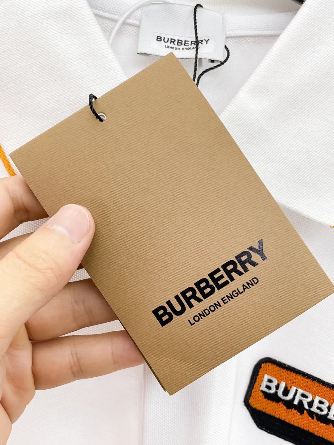 BURBERRY New Arrival Polo shirt, complete with three labels, original fabric, original customized accessories, official Same Style, using 210 grams of pure cotton pique fabric, customized same-tank dyed fabric, very comfortable and smooth to the touch, very wide and stylish, produced by a first-line brand on behalf of Factory, imported Behringer embroidery machine, embroidery is full and textured, imported Kangli direct-injection machine, printing is clear and textured, the collar rib is woven with imported yarn It will not lose shape after being worn for a long time. It is the most New Arrival style in spring and summer. It is fashionable and individual. It is super Versatile and looks good. It is very suitable for both men and women. It is a must-have for everyone. Size: S-XXL